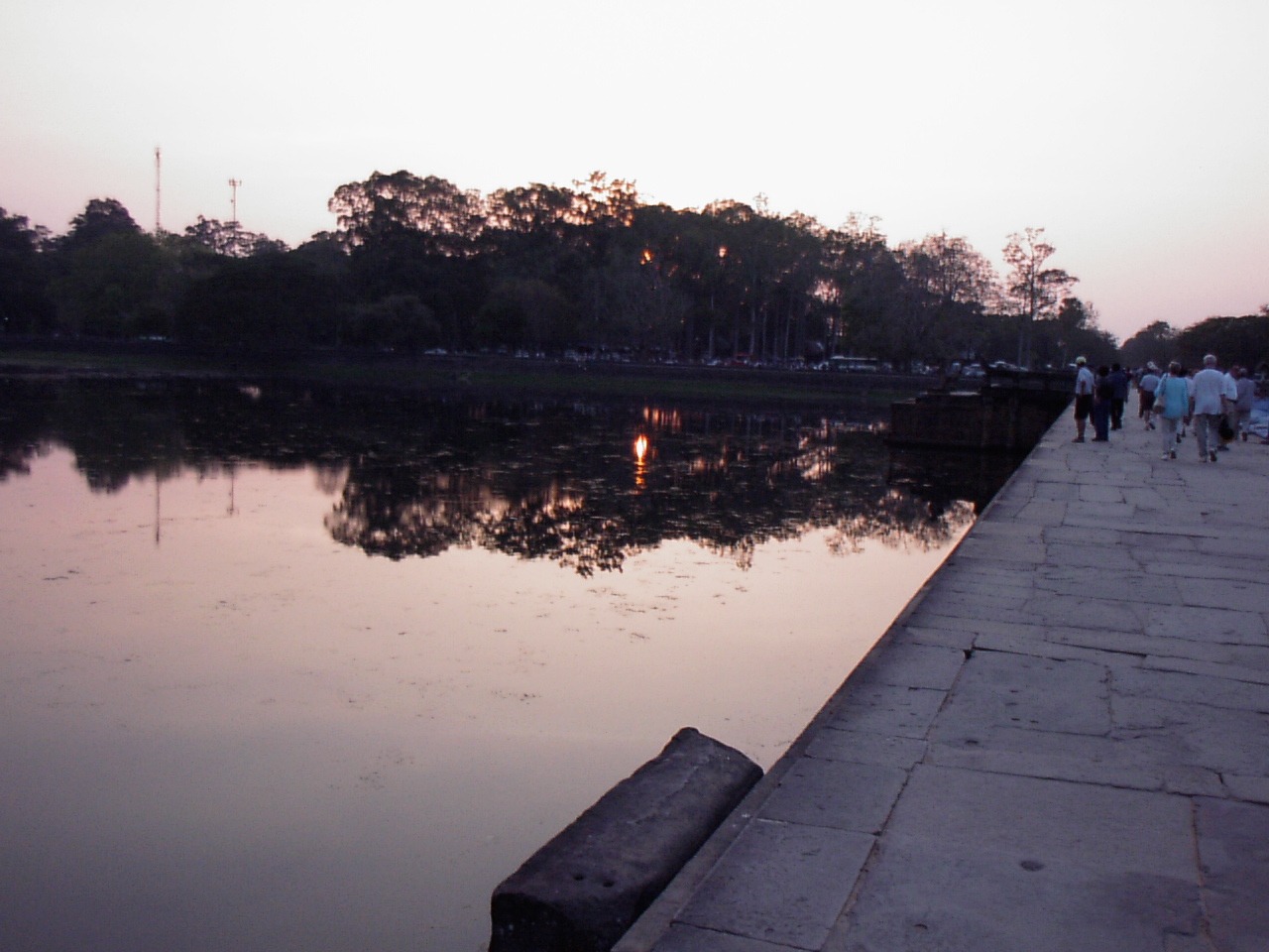 夕暮れの環濠沿いを歩く旅人たち